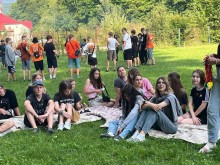 Діти сидять на галявині та готуються до рухливих ігор