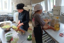 Майбутні кухарі під час виробничого навчання