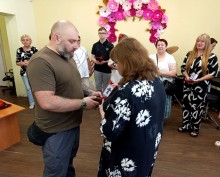 Начальник управління з питань ветеранської політики Донецької ОДА Артур Насібян вручає орден «Хрест Героя» родині загиблого воїна з Торецької громади.