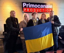 Актори на презентації, спільне фото попереду тримають прапор України.