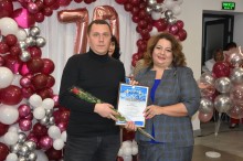 Урочисте святкування 70-річчя державного навчального закладу «Бахмутський центр професійно-технічної освіти». Атмосфера на фото урочиста і дружня. Присутні голова громада, педагогічні працівники та інші посадові особи.
