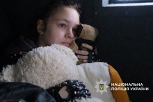 Дівчинка обіймає іграшки