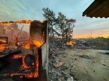 Будинок палає після ворожого обстрілу