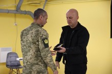 Вадим Філашкін вручає нагороду захиснику