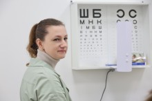 Медичний працівник у кабінеті для перевірки зору.