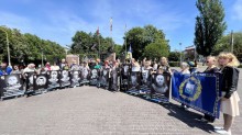 Хвилина мовчання на площі з плакатами загиблих героїв