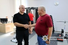 Чоловіки вітають один одного в залі для реабілітації