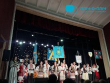 Сцена. Артисти у народних костюмах виконують пісні.