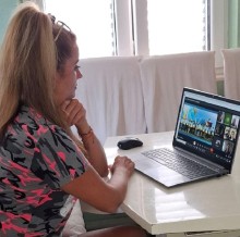 Молода дівчина сидить біля монітора ноутбука на онлайн-зустрічі активної молоді Костянтинівської та Ужгородської громад у межах проєкту «Пліч-о-пліч».