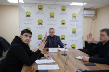 Члени комісії голосують, руки тримають вгору.