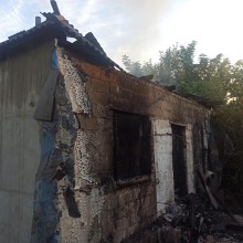 Пошкоджений будинок після ворожого обстрілу