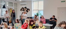 Група дітей та дорослих на майстер-класі