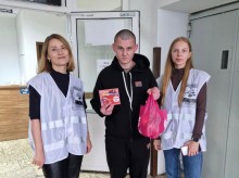 Представниці Донецької облдержадміністрації із звільненим з полону українцем