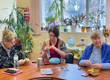 Учасники майстер-класу захоплено створюють обереги