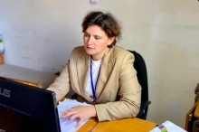 Директорка Хмельницького обласного художнього музею Ольга Долинська перед ноутбуком