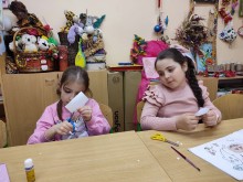 Вихованки Донецького обласного центру туризму та краєзнавства створюють аплікацію