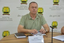 Заступник голови Донеччини Ігор Бойко, сидить за столом поруч щоденник, позаду логотип Донеччини.