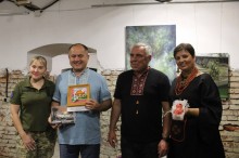 Спільне фото представників громад. Чоловіки одягнені у вишиванки блакитного та чорного кольору. Одна із жінок  - у військовій формі, інша у національному вбранні.