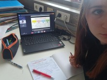 Дівчина за ноутбуком готується до НМТ