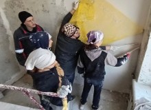 Майбутні маляри-штукатури, здобувачі освіти Лиманського професійно-технічного училища, під час виробничої практики