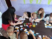 Діти за столом виготовляють поробки