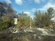 Зруйнований та обгорілий будинок