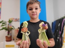 Вихованець Донецького обласного центру технічної творчості дітей та юнацтва демонструє двох саморобних ляльок із рослин.