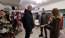 Заступник начальника Бахмутської міської військової адміністрації Олександр Марченко та Урбан Фрай у центрі підтримки бахмутян