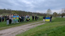 Учасники змагань співають гімн України та тримають прапори.