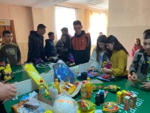 Діти отримують гуманітарну допомогу від громадської організації «Гоу френдс»