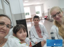Учасники марафону, з них троє діток, одягнені у вишиванки. Фото - селфі.