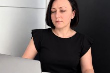 Представниця Донецького обласного художнього музею Оксана Рязанцева перед ноутбуком розповідає про арттерапію