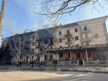 Зруйнований та обгорілий будинок пімля ворожого обстрілу