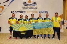 Пауерліфтери Донеччини з порушеннями зору, нагороджені медалями чемпіонату Європи в Туреччині, тримають прапори України та Донецької області