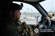 Поліцейський кермує евакомобілем