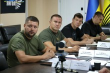 Представники військових підрозділів, які беруть участь в засіданні Ради оборони Донецької області.