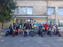 Учасники мотопробігу з прапорами України та громад