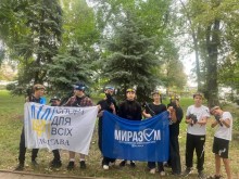 Учасники гри "Лазертаг" тримають прапори Центру ВПО "Ми разом" та Полтавського "Спорт для всіх"