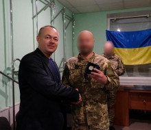 Заступник голови Ігор Бойко та військовослужбовець обмінюються рукостисканням, демонструючи повагу та співпрацю