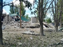 Зруйнована вщент будівля та пошкоджені дерева після обстрілу окупантів.