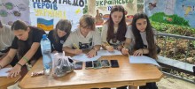 Діти малюють олівцями на ватманах