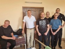 Заступник голови Донецької облдержадміністрації Олександр Шевченко разом з повернутими донеччанами