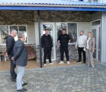 Спілкування делегації біля реолокованого підприємства.