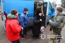 Родина, що зголосилась на евакуацію, сідає в евакомобіль