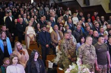 Учасники урочистостей, цивільні та військові, шанують загиблих хвилиною мовчання
