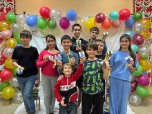 Спільне фото дітей, які тримають у руках власноруч розфарбованих різнокольорових паперових та дерев’яних янголів