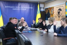 Учасники наради голосують.