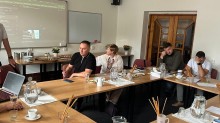 Наталія Чукова та члени делегації дивляться на екран, на якому показують презентацію.