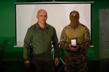 Вадим Філашкін та військовослужбовець із нагородою