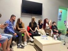 Учасники заходу беруть участь у вікторині